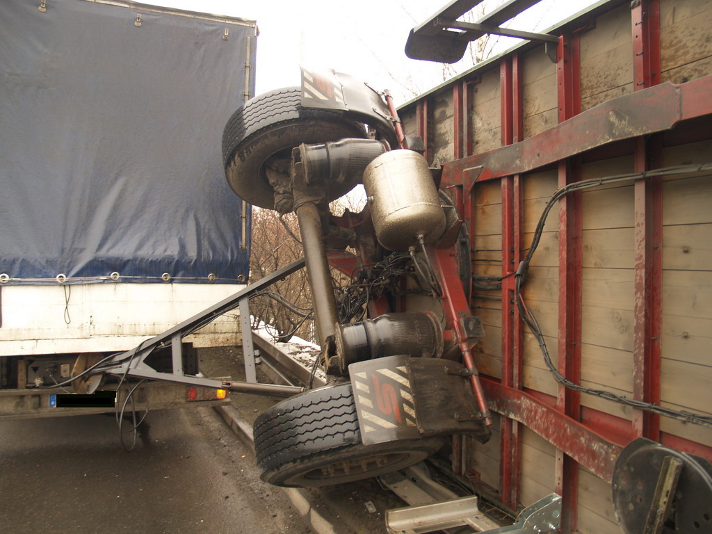 LKW Anhaenger umgekippt Koeln Niehl Geestemuenderstr Industriestr P05.JPG